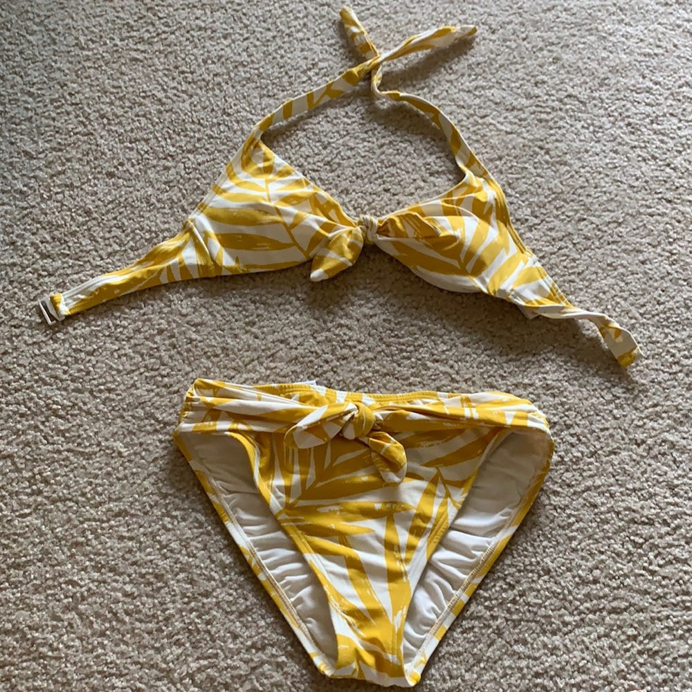Gorgeous 2 piece bathing suit!